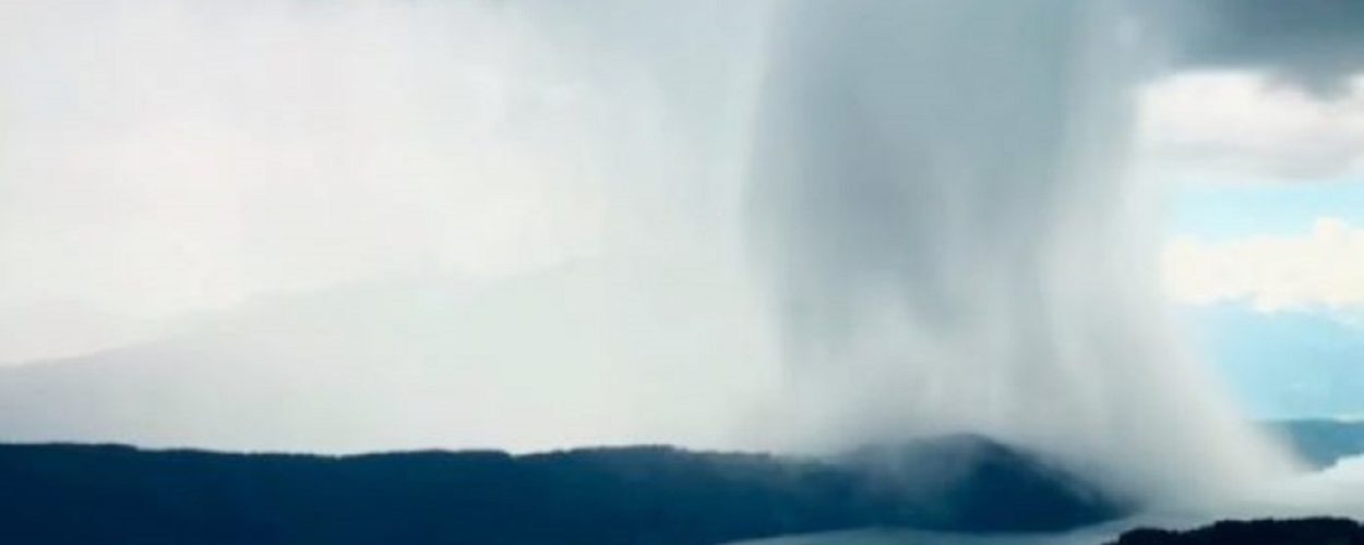 “El cielo abre sus puertas.” La impactante escena de una lluvia que se ha hecho viral