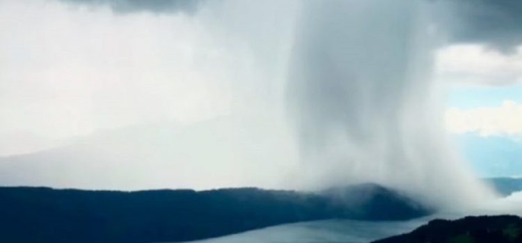 “El cielo abre sus puertas.” La impactante escena de una lluvia que se ha hecho viral