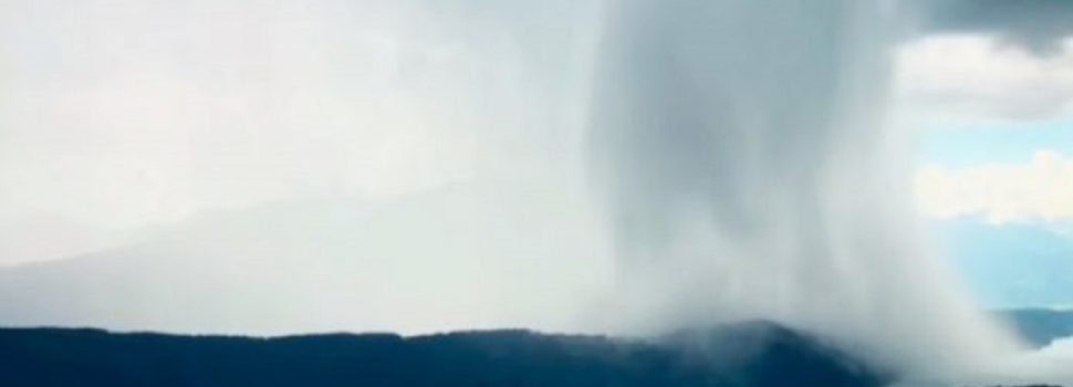 “El cielo abre sus puertas.” La impactante escena de una lluvia que se ha hecho viral