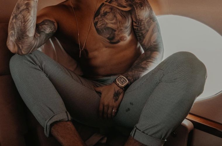 Gesto obsceno de Maluma alerta a sus críticos