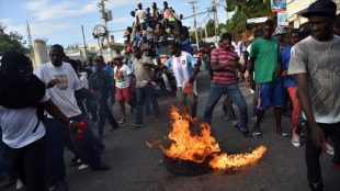 Haitianos hacen huelga en RD: Impiden paso por carretera internacional en Dajabon