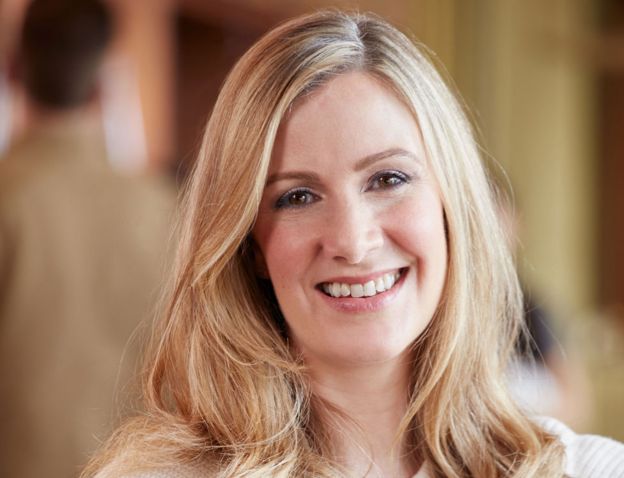 Rachael Bland, la presentadora de la BBC que anunció que le quedan unos días de vida tras narrar en un podcast su lucha contra el cáncer de seno