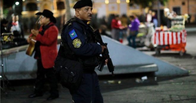 México: hombres vestidos de mariachi matan a 5 personas en la turística Plaza Garibaldi