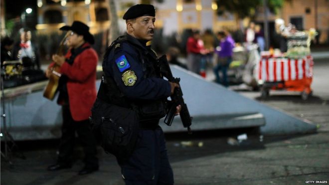 México: hombres vestidos de mariachi matan a 5 personas en la turística Plaza Garibaldi