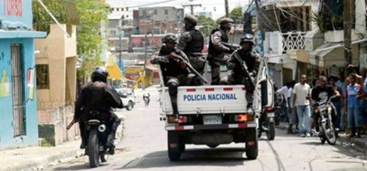 PN apresa decenas de personas; retienen armas y motocicletas
