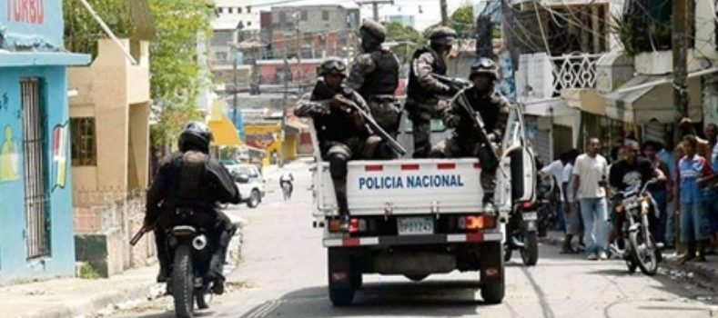PN apresa decenas de personas; retienen armas y motocicletas