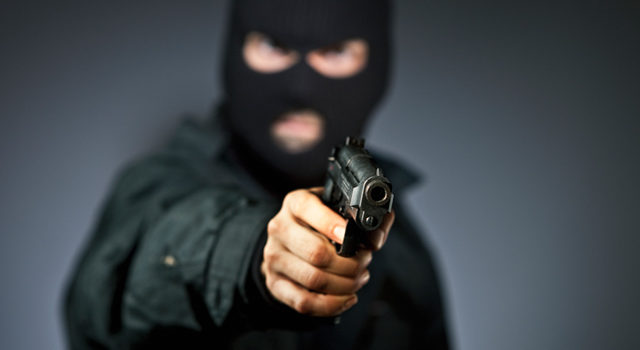 Hombre encapuchado y con pistola en mano hiere a dos personas en San Juan
