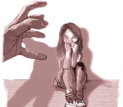 Violan adolescente y niña de siete meses