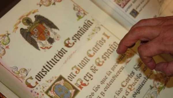 Quitan nacionalidad a un hombre que no pudo jurar la Constitución al no saber español
