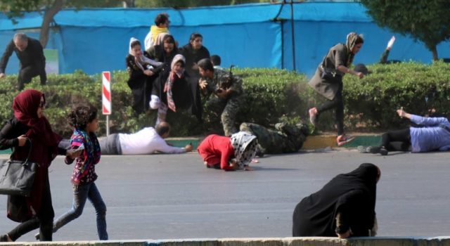 Ataque durante desfile militar en Irán causa 24 muertos
