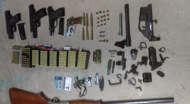 En allanamientos decomisan más armas y dinero