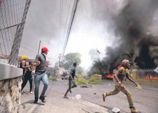 Haitianos incendian autobus de Emigracion y golpean severamente a sus agentes VIDEO