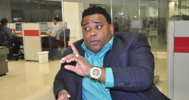 John Berry le dice rabandola, sabandija y rastrera a mujer que le dijo ladrón a Miguel Vargas