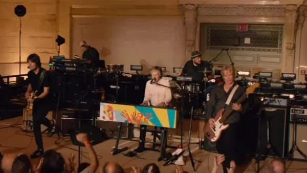 Paul McCartney sorprendió a los pasajeros de trenes en Nueva York con un concierto en la estación Grand Central. Ver vídeo.
