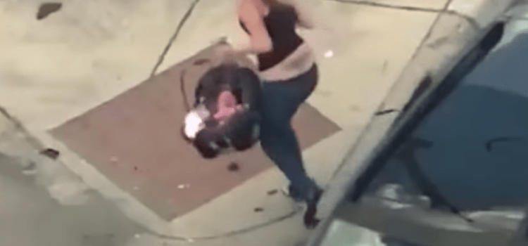 Mujer con Niño choca su carro y sale huyendo