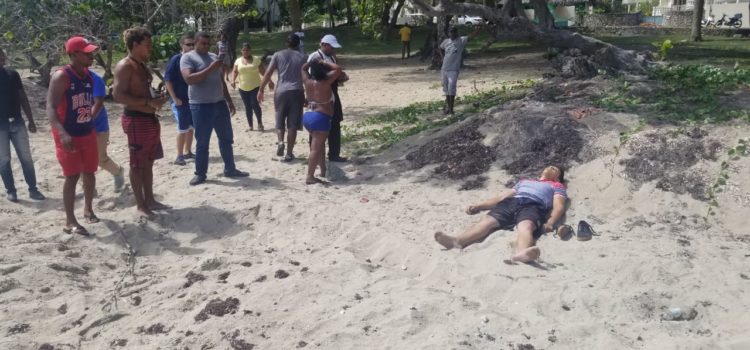 Encuentran cuerpo sin vida en una playa.