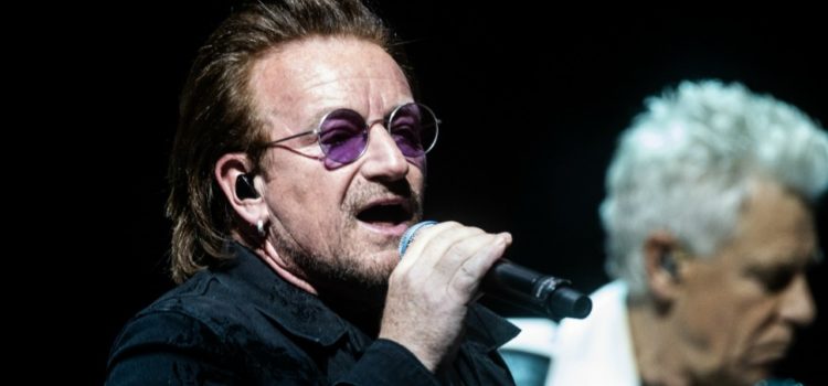 El incómodo momento en el que Bono pierde la voz durante un concierto de U2 en Berlín. Ver vídeo.