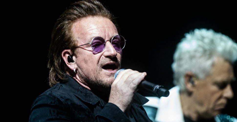 El incómodo momento en el que Bono pierde la voz durante un concierto de U2 en Berlín. Ver vídeo.