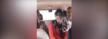 Policía india golpea en la cara a una mujer por tener un novio musulmán