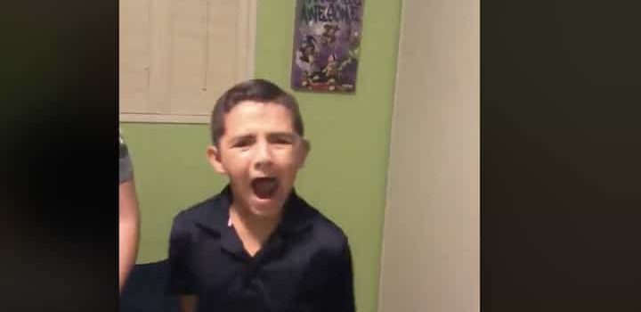 Hace creer a su hermano que es invisible y su reacción se vuelve viral