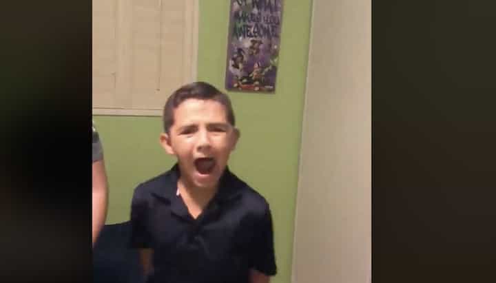 Hace creer a su hermano que es invisible y su reacción se vuelve viral