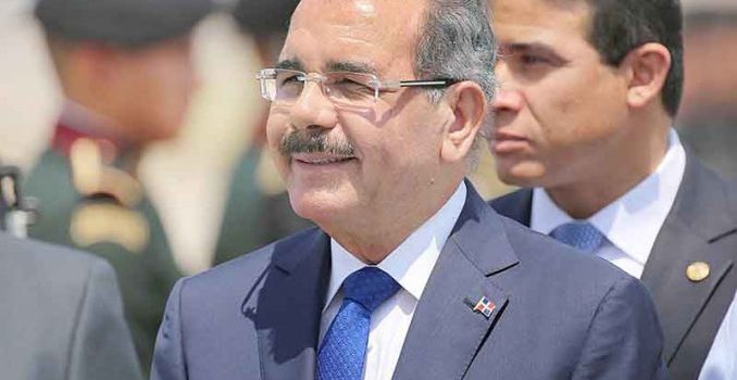 Piden al presidente Danilo Medina quedarse en China y no regresar nunca mas a la República Dominicana