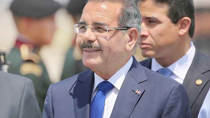 Piden al presidente Danilo Medina quedarse en China y no regresar nunca mas a la República Dominicana