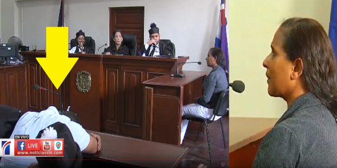 Marlon no aguanta y pone su cabeza encima de la mesa mientras la madre de Emely habla.