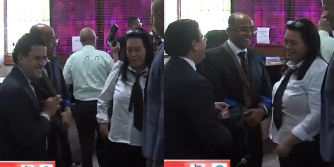 La cherchita de los abogados contrincantes antes de iniciar el juicio.