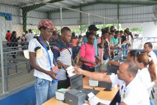 Mas plazo!! Haitianos acuden en masa a buscar carné; Migración extiende plazo