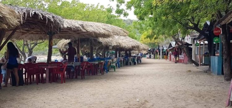 En la Playa la Ensenada siguen los abusos en los precios por 5 pescados 4,500 pesos .