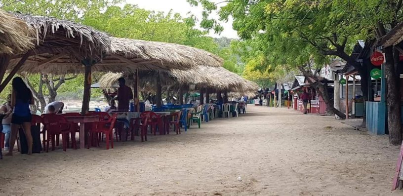 En la Playa la Ensenada siguen los abusos en los precios por 5 pescados 4,500 pesos .