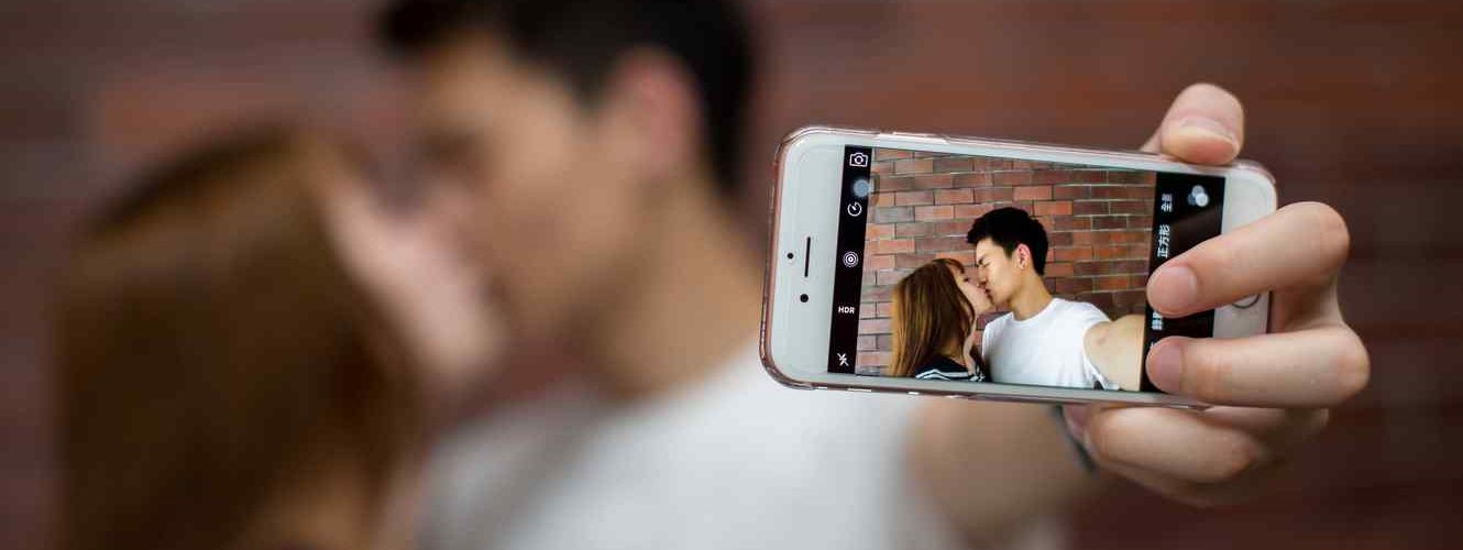 Las personas que presumen de su relación en las redes sociales tienen baja autoestima, según estudio