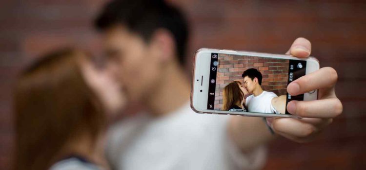 Las personas que presumen de su relación en las redes sociales tienen baja autoestima, según estudio