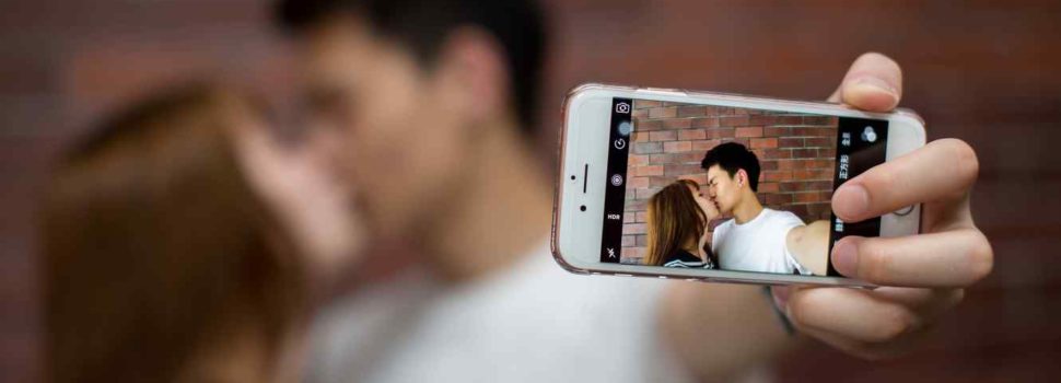 Las personas que presumen de su relación en las redes sociales tienen baja autoestima, según estudio