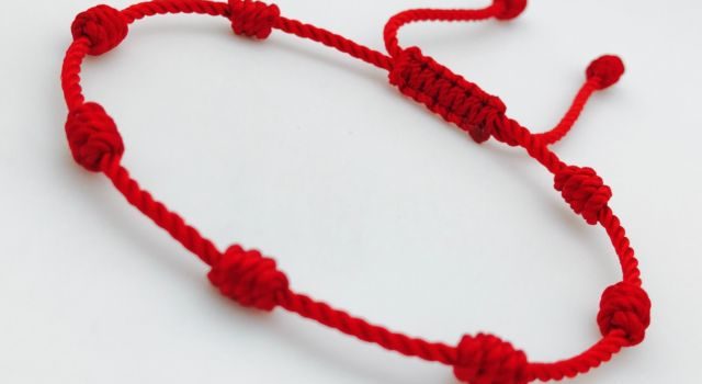 El significado de llevar una pulsera roja de 7 nudos en la mano izquierda