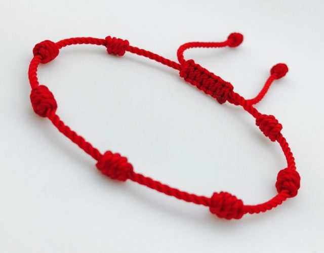 El significado de llevar una pulsera roja de 7 nudos en la mano izquierda