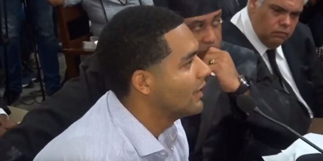 A Marlon le dan la oportunidad de hablar y su intervención decepcionó a muchos.