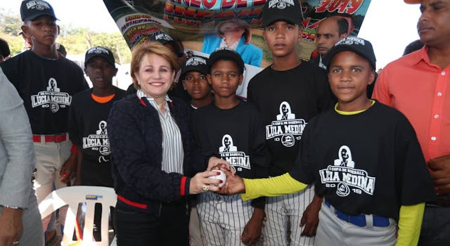 EN BARRANCA, SJM: Diputada Lucia Medina entrega utileria deportiva para torneo de béisbol infantil.