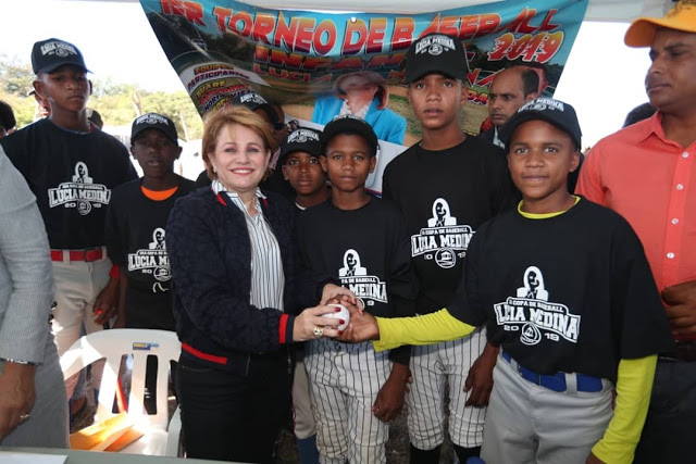 EN BARRANCA, SJM: Diputada Lucia Medina entrega utileria deportiva para torneo de béisbol infantil.