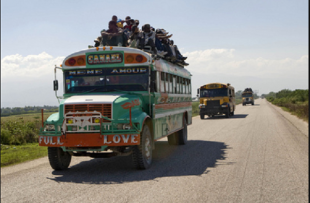 Caravanas de guaguas haitianas traen a miles de haitianos ilegales a RD en dia de Año Nuevo VIDEO