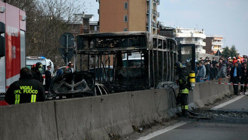 Condutor secuestra autobús con 51 estudiantes en Italia