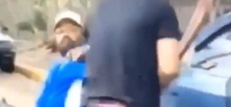 Hombre golpea a un discapacitado en plena calle en Moca