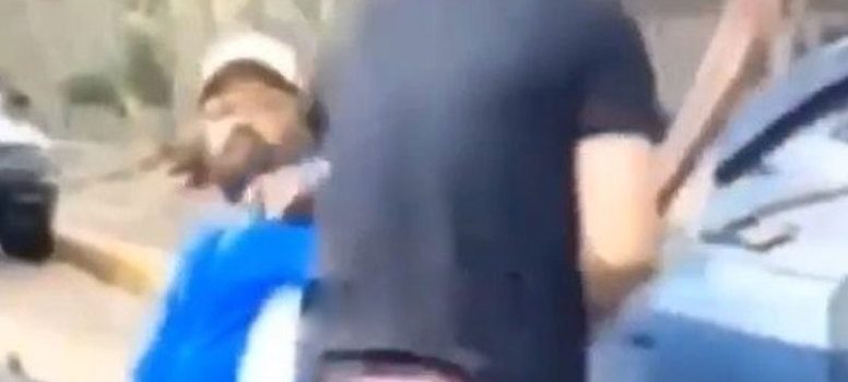 Hombre golpea a un discapacitado en plena calle en Moca