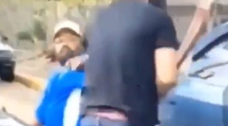 Hombre golpea a un discapacitado en plena calle en Moca