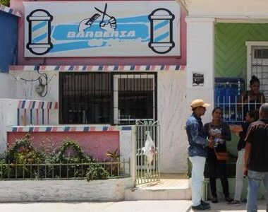 Monchy dice llama la atención que en Villa Vásquez haya una peluquería “tan moderna”, con «aire» y cámara