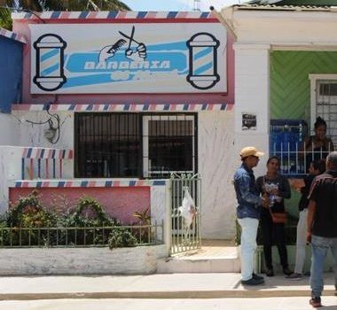 Monchy dice llama la atención que en Villa Vásquez haya una peluquería “tan moderna”, con «aire» y cámara
