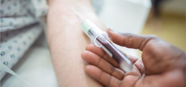EL ANÁLISIS DE SANGRE QUE PERMITE DETECTAR EL ALZHÉIMER HASTA 20 AÑOS ANTES DE QUE SE MANIFIESTEN SUS SÍNTOMAS
