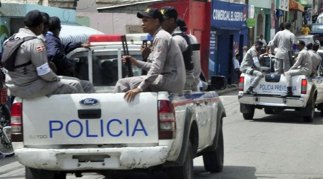 Apresan joven se hacía pasar por miembro policial, le ocupa pistola y propiedades de la Policía Nacional