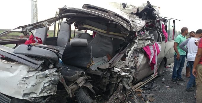 Accidente entre autobús y una patana deja tres muertos y varios heridos en carretera de Montecristi